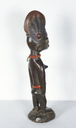 Yoruba - Houten Ibedji- of tweelingbeeld van vrouw met rode kralen kopen? Bied vanaf 1!