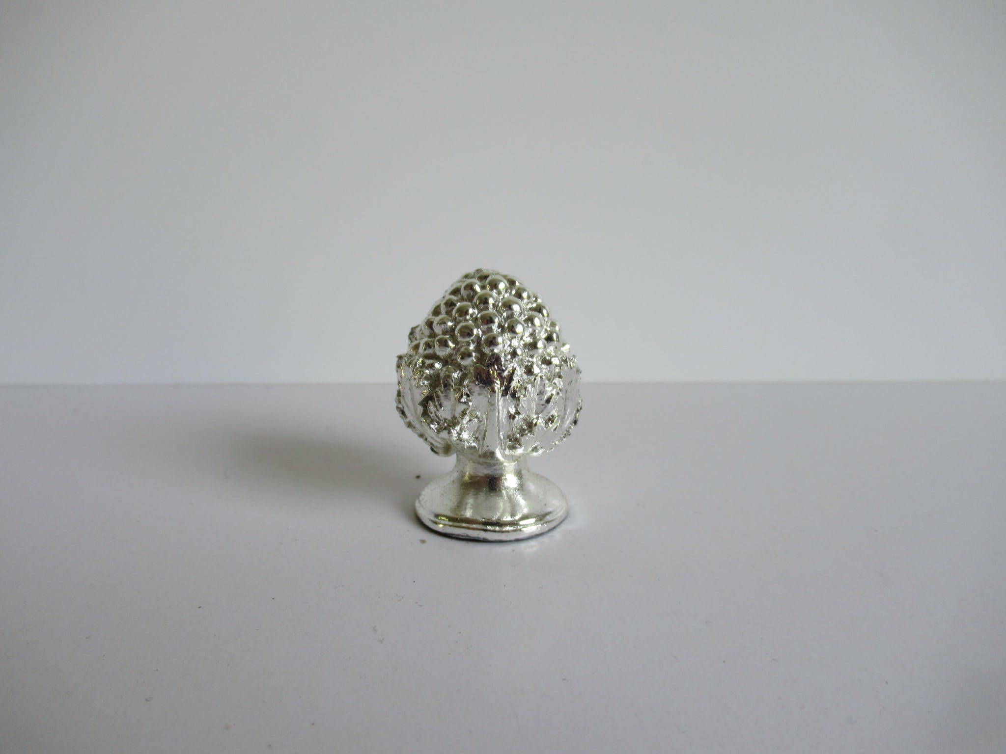 Niet of onleesbaar gesigneerd - 4 klassieke verzilverde tafel kaarthouders kopen? Bied vanaf 1!