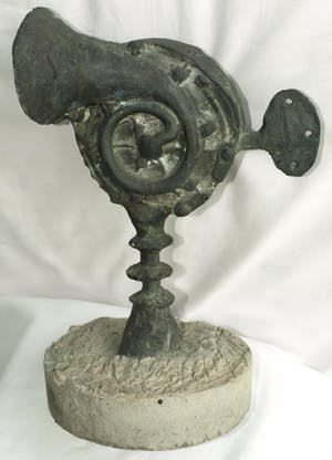 Niet of onleesbaar gesigneerd - Bronzen beeld op betonnen voet , "Autoclaxon" kopen? Bied vanaf 1!