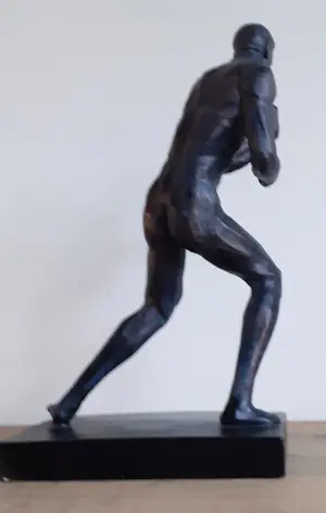 Niet of onleesbaar gesigneerd - Beeld/figuur "Onbewapende Weerstand" kopen? Bied vanaf 1!