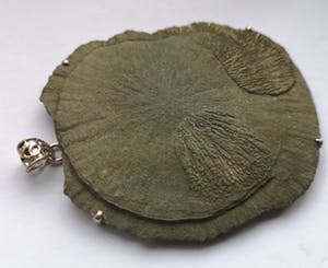 Niet of onleesbaar gesigneerd - Zilveren hanger met pyrietzon kopen? Bied vanaf 10!