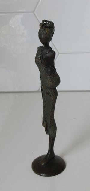 Niet of onleesbaar gesigneerd - Drie gestileerde bronzen figuren van Afrikaanse vrouwen kopen? Bied vanaf 1!