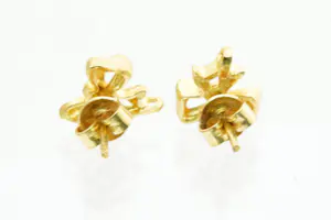 62- Fraai gedetailleerde set 20krt geel-gouden oorschroeven - "strik" model kopen? Bied vanaf 240!