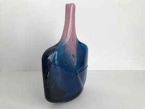 Mdina kunstglas - Michael Harris Mdina Fish vaas / Axe head vaas roze blauw kopen? Bied vanaf 105!