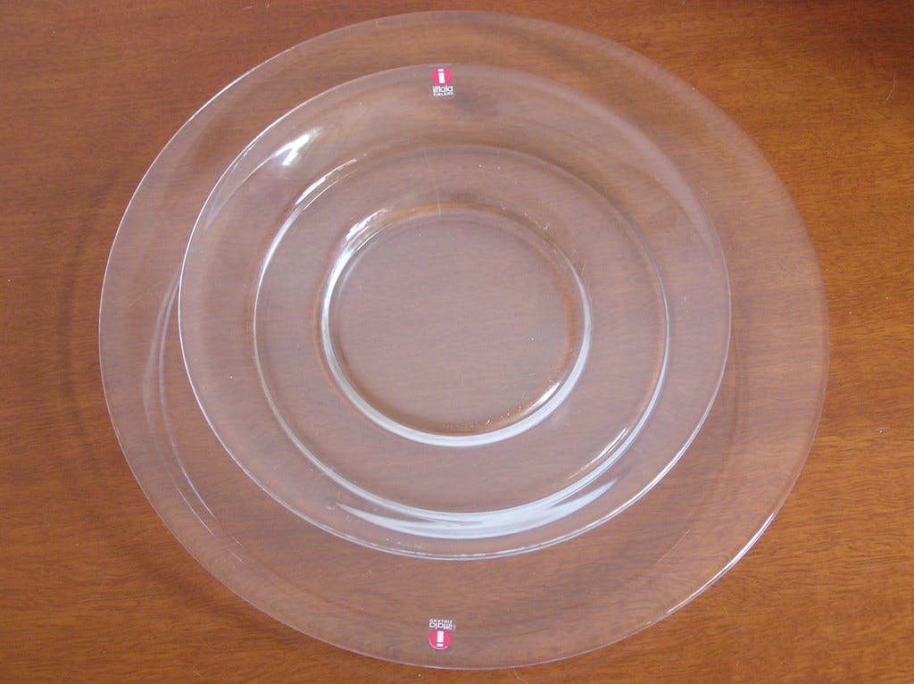 Niet of onleesbaar gesigneerd - Iitala twee helder glazen serveerschalen in nieuwstaat, ontwerp Kerttu Nurminen verkocht voor € 8!