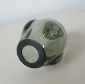 Niet of onleesbaar gesigneerd - Twee modernistische (Rook) glazen pinguin figuren kopen? Bied vanaf 1!
