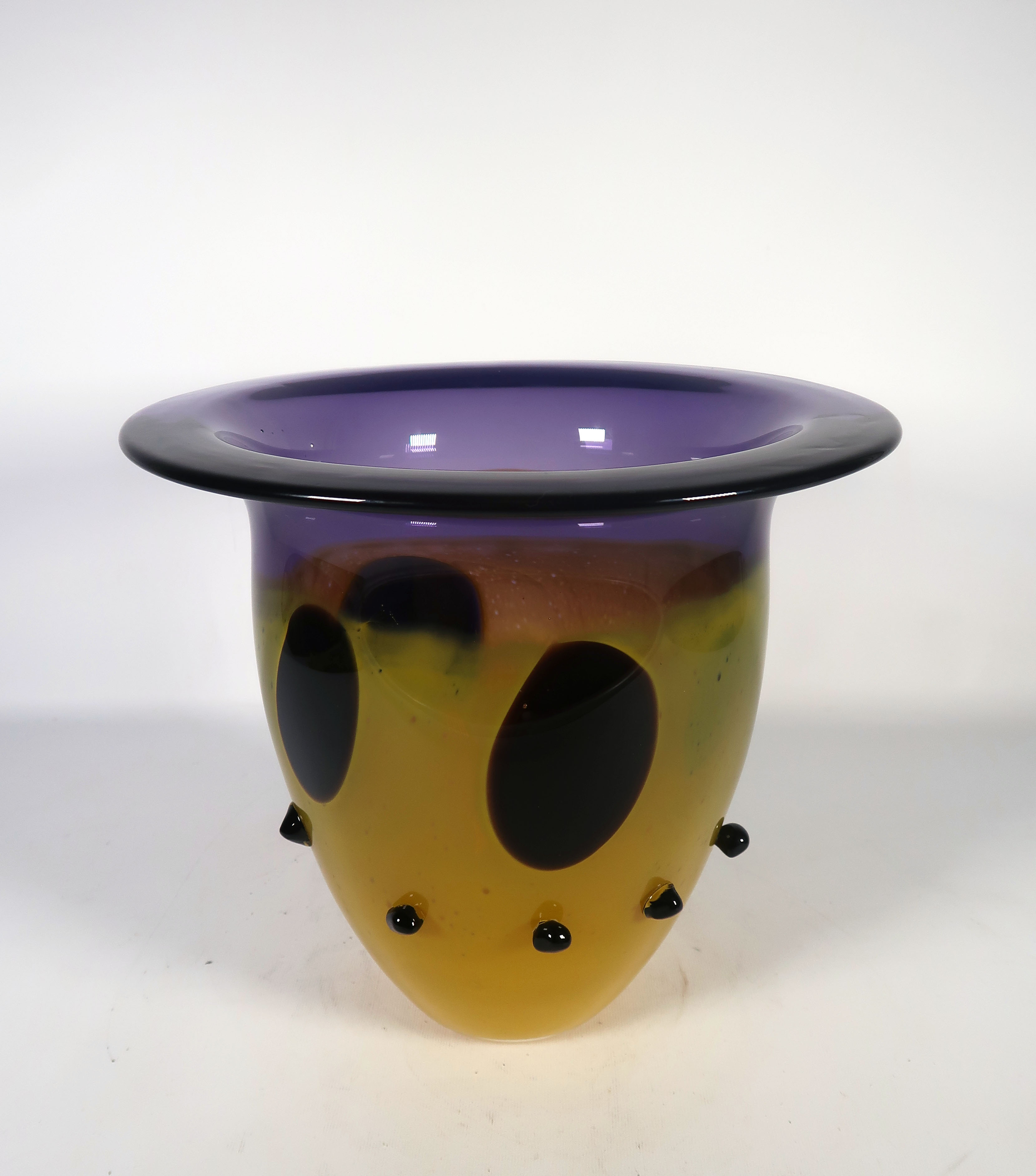 Niet of onleesbaar gesigneerd - Glas, Paars met gele vaas verkocht voor € 1!