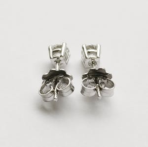 0.62 ct Diamond Solitaire Earrings kopen? Bied vanaf 450!