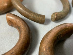 Benin - 201008 - Large Tribal used 5 bracelets or manilla's - Nigeria. kopen? Bied vanaf 65!