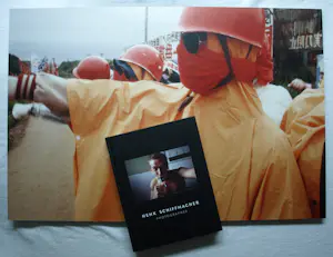 Henk Schiffmacher - Grote gesigneerde foto op dibond “Demonstratie…” + gesigneerd fotoboek kopen? Bied vanaf 150!