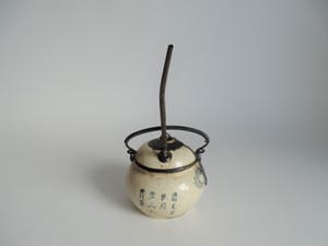 Niet of onleesbaar gesigneerd - Chinees porselein potje met decoratie en karakters kopen? Bied vanaf 10!