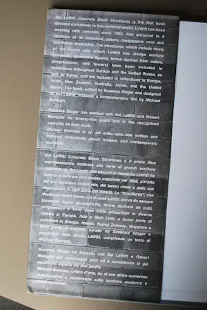 Sol LeWitt - Concrete Block Structures, hardcover 2002 & extra zw/w foto Bilbao kopen? Bied vanaf 125!