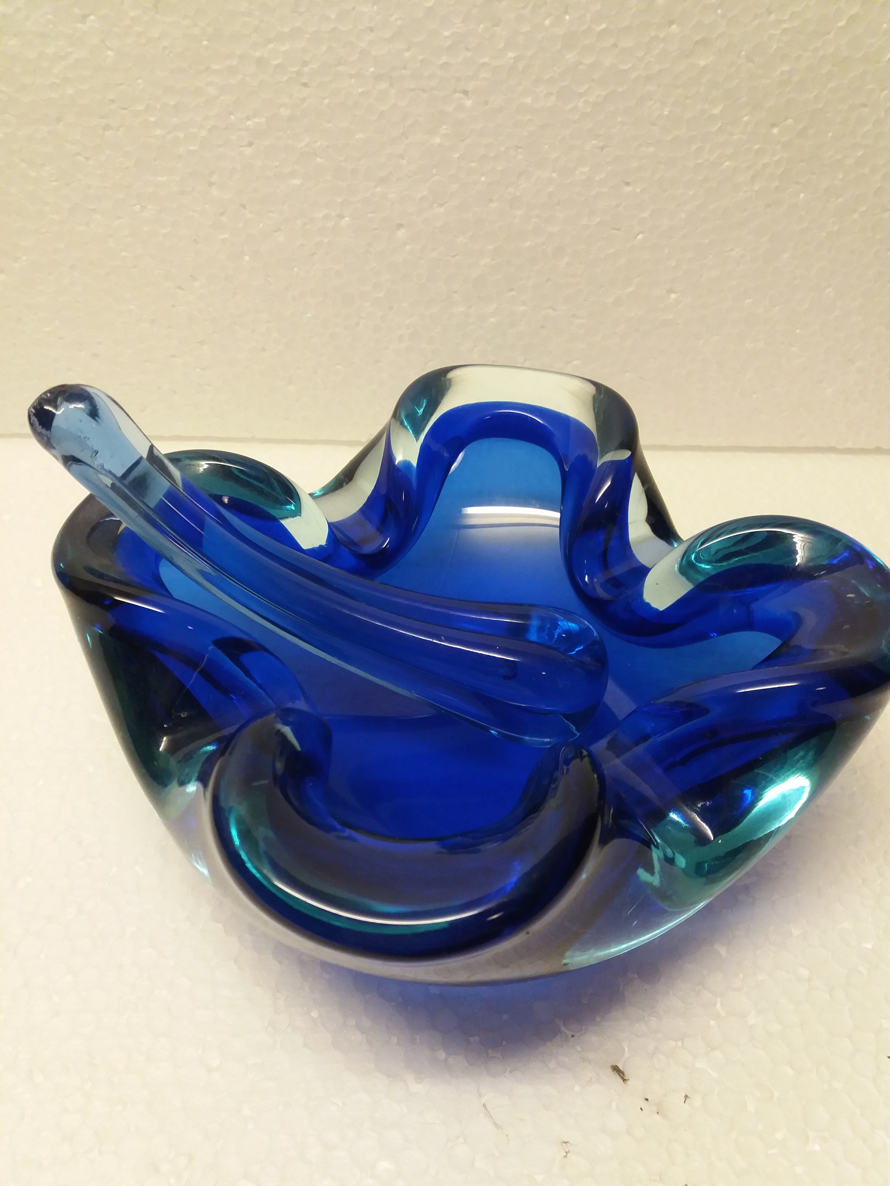 Niet of onleesbaar gesigneerd - onleesbaar signatuur Mooie glazen asbak met stamper kobalt blauw uit jaren '60 kopen? Bied vanaf 1!