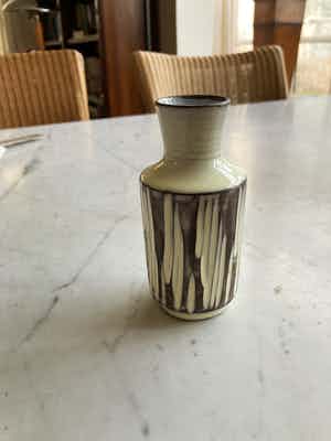 Nel Goedhart - Fraai gedecoreerd vaasje verkocht voor € 1!