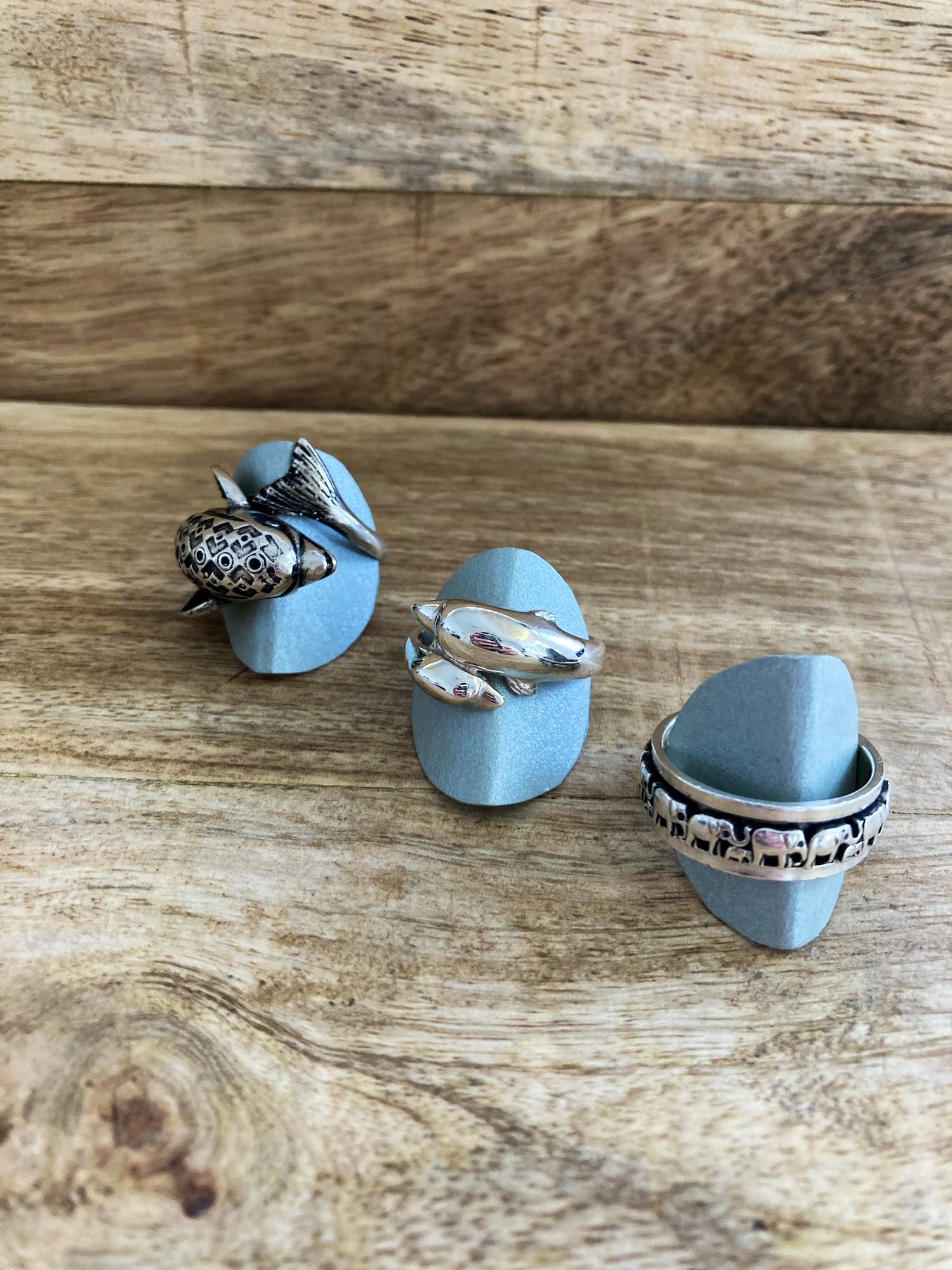 Een Lotje van drie zilveren ringen uitgevoerd in dolfijnen en olifantjes kopen? Bied vanaf 39!