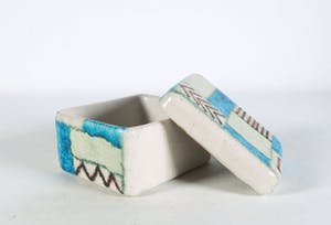 Guido Gambone - Aardewerk, Schaal en dekseldoos met geometrisch decor kopen? Bied vanaf 60!