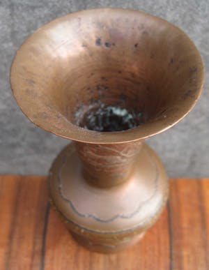 Brons (Onbekend) - Met zilver ingelegd trompet vaasje kopen? Bied vanaf 40!