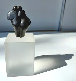 Ati Emmerik - Man en vrouw, bronzen beeld op perspex sokkel kopen? Bied vanaf 195!