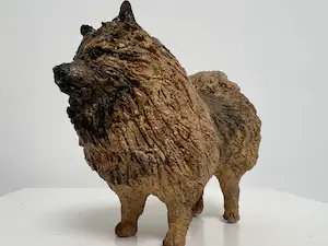 Tine Goudriaan-van Waning - Keramiek sculptuur | 'Keeshond' kopen? Bied vanaf 1!