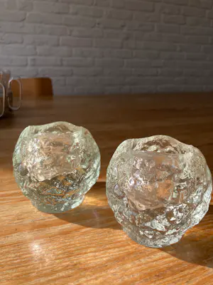 Kosta Boda - Twee theelichthouders "Snowball" door Ann Warff kopen? Bied vanaf 28!