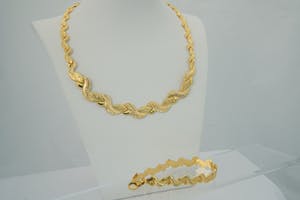 1225 - Fraaie SET - 18 KRT / geel-gouden "gedraaide schakel" armband en collier kopen? Bied vanaf 1220!