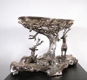 Curiosa - Verzilverd tafelstuk in de vorm van een hertengroep bij een boom kopen? Bied vanaf 60!