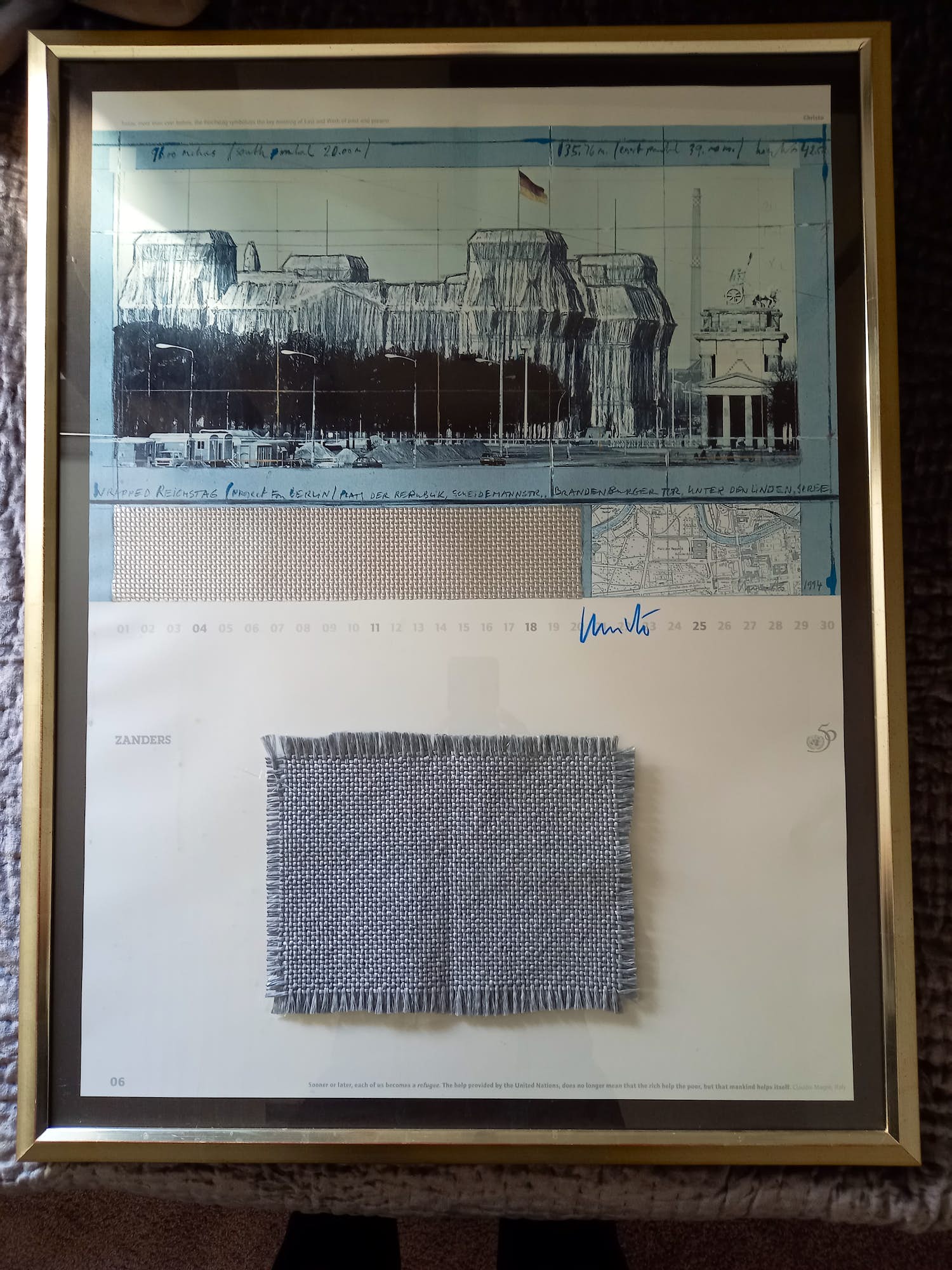 Christo - & Jeanne-Claude, Wrapped Reichstag - Kalenderblatt signiert und große Stoffstück verkocht voor € 299!