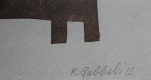 Klaas Gubbels - ingelijste houtdruk: tafel met kan etc - 2015 (nieuwe lijst) kopen? Bied vanaf 395!