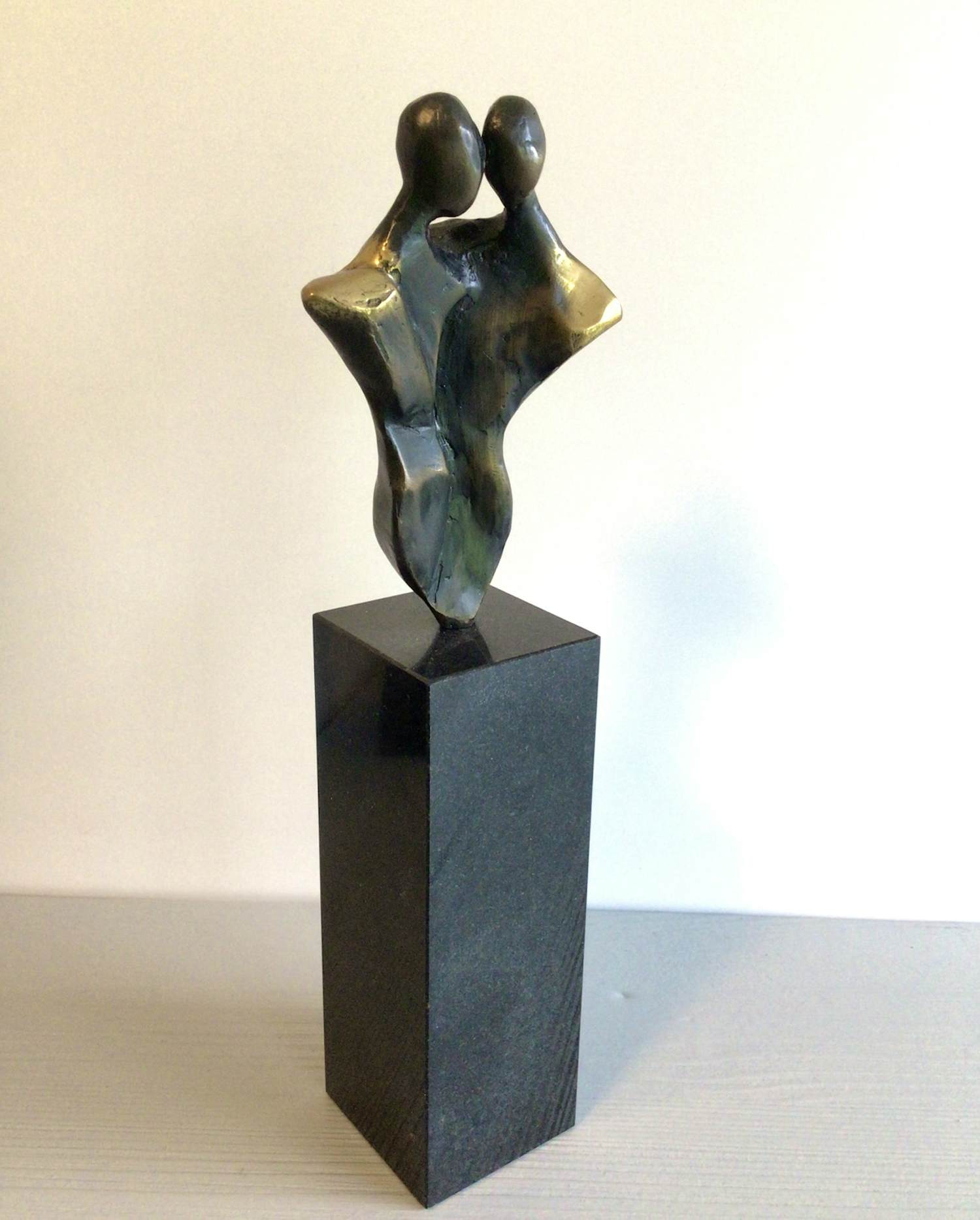 Joop van Nugteren - Sculptuur “ Schouder aan schouder “ verkocht voor € 119!