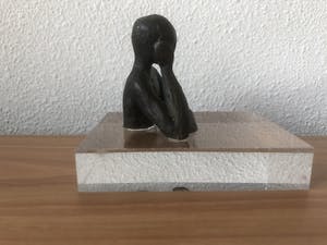 Brons (Onbekend) - Modern bronzen beeldje op plexiglas voet. kopen? Bied vanaf 25!