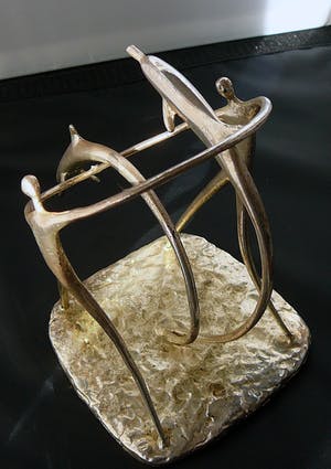 Corry Ammerlaan - Zilver legering: twee figuren met dolfijnen kopen? Bied vanaf 30!