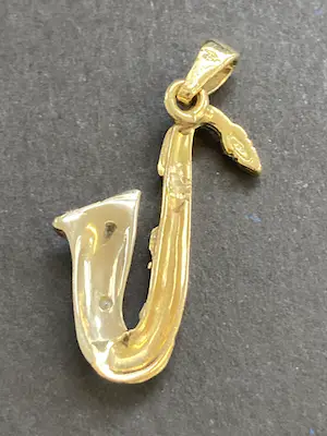 18 karaats geelgouden saxofoon bezet met een diamantje kopen? Bied vanaf 255!