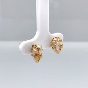 18 kt gouden handgemaakte oorstekers met zaadparel en diamant, 2,41gr kopen? Bied vanaf 65!