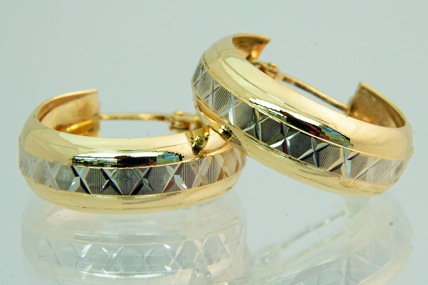 76 - Een paar stijlvolle 14krt bicolor-gouden dames oorclips kopen? Bied vanaf 160!