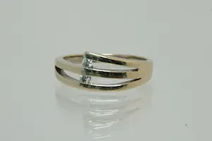 46- Elegant 18Krt gouden ring met 2 briljant geslepen diamanten (0.10ct) kopen? Bied vanaf 270!