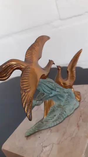 Niet of onleesbaar gesigneerd - ( naar Rochard ) Twee vechtende pauwen in boomstronk, brons/marmer kopen? Bied vanaf 1!