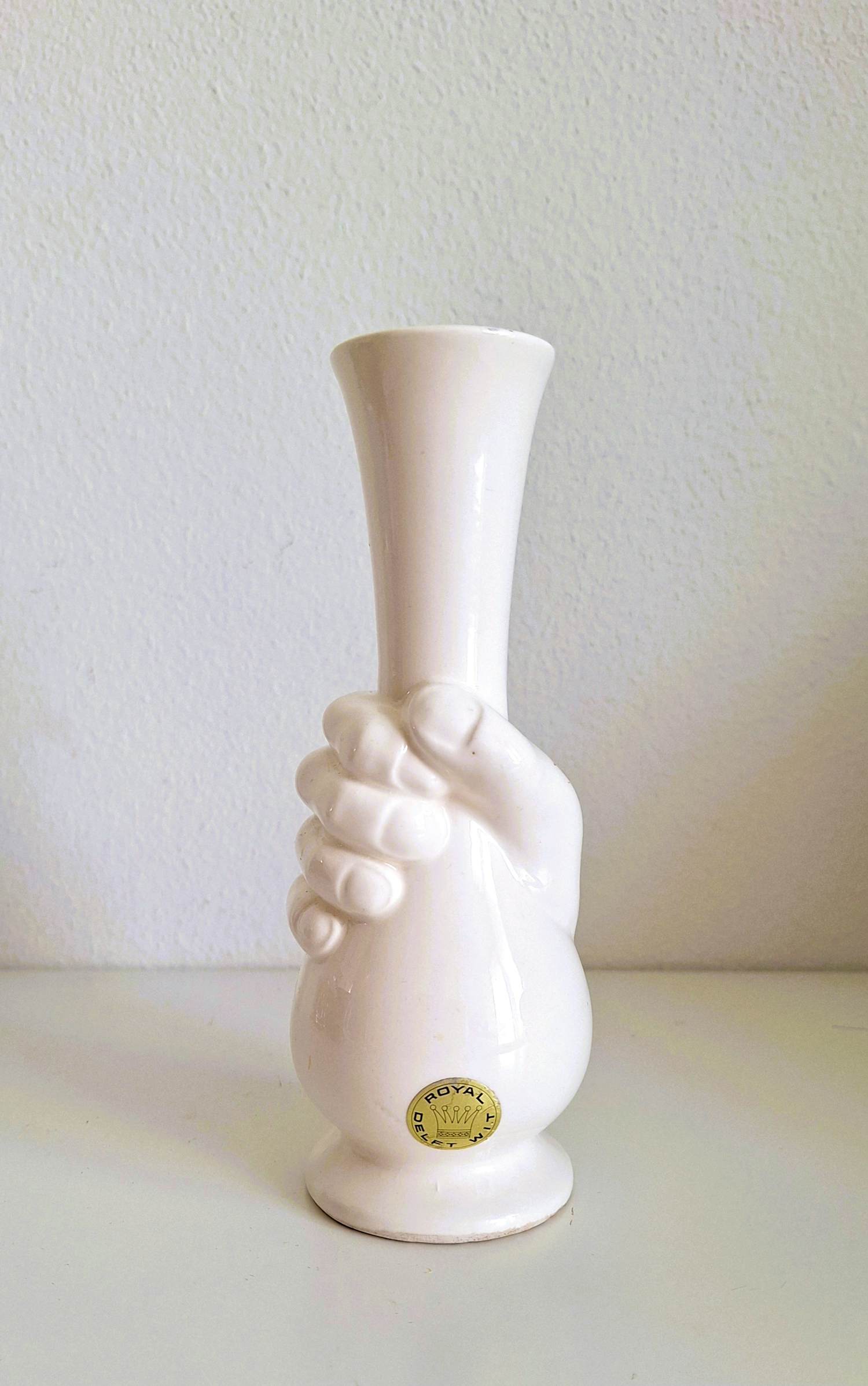 Buy Porceleyne Fles - Royal Delft, vaasje in de hand? Bid from 35!