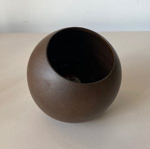 Cor Unum - Space Age bruine aardewerken kogelasbak en twee kandelaren ontwerp Theo Potmeer kopen? Bied vanaf 1!
