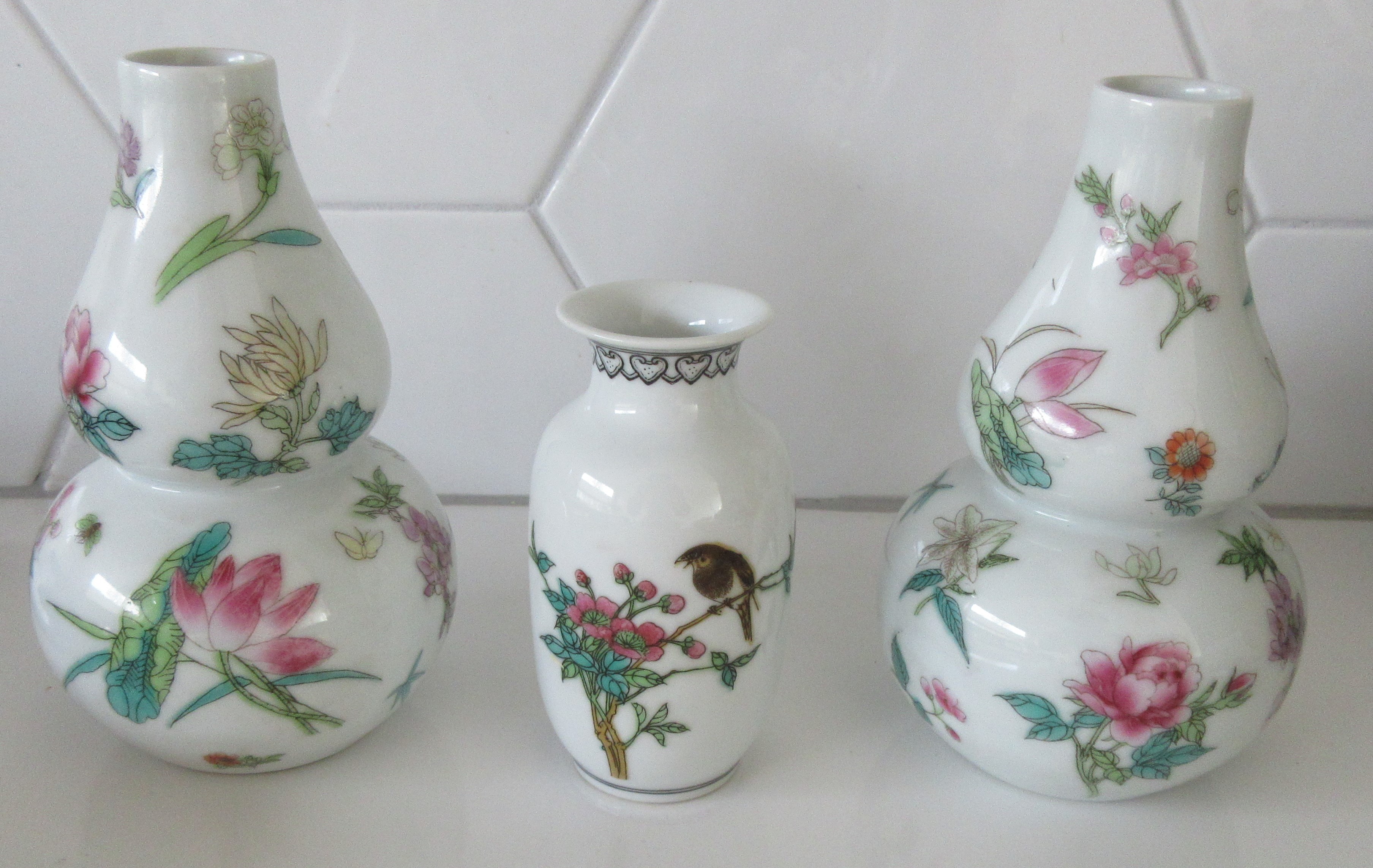 Niet of onleesbaar gesigneerd - Drie Chinese porseleinen Famille Rose vaasjes kopen? Bied vanaf 1!