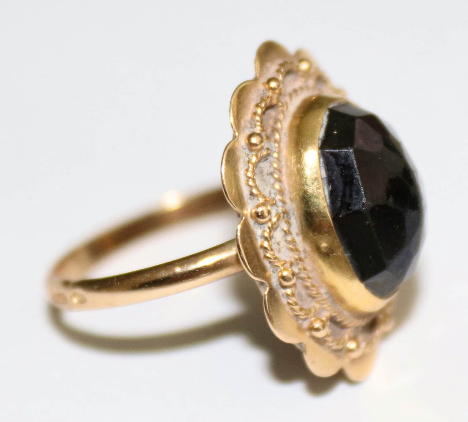 Buy Antieke 14 karaat gouden ring met granaat steen? Bid from 400!