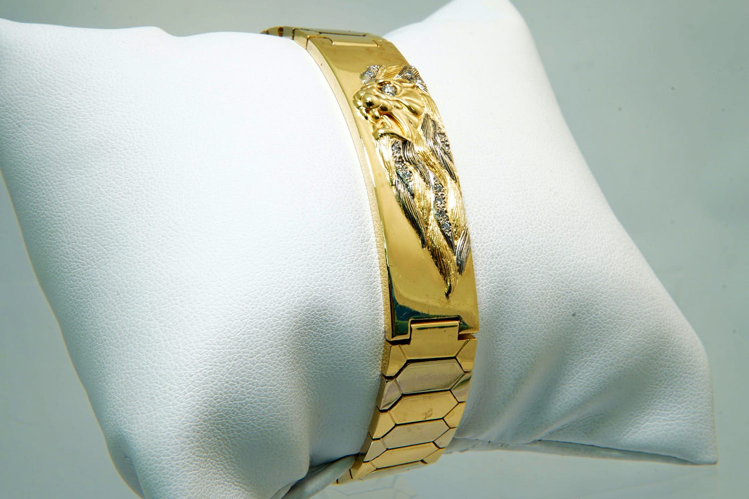 92-  Aparte 18Kt bi-color gouden-armband met fraaie diamanten leeuwenkop kopen? Bied vanaf 1930!