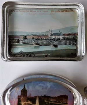 Curiosa - 6 antieke presse-papiers met voorstellingen kopen? Bied vanaf 1!