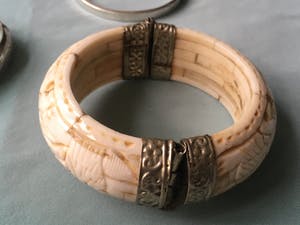 1e gehalte Zilver - slavenarmbanden en twee onedele armbanden met been en groene steen kopen? Bied vanaf 25!