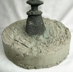 Niet of onleesbaar gesigneerd - Bronzen beeld op betonnen voet , "Autoclaxon" kopen? Bied vanaf 1!