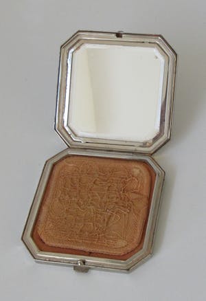 Niet of onleesbaar gesigneerd - Art deco Franse emaille en metalen achthoekige poederdoos kopen? Bied vanaf 10!