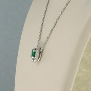 14k gouden collier met hanger bezet met smaragd en briljant geslepen diamant kopen? Bied vanaf 175!