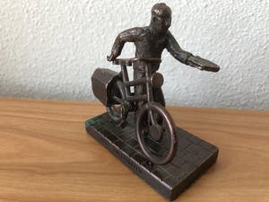 Brons (Onbekend) - Prachtig beeld van een postbode / krantenbezorger met zijn fiets. kopen? Bied vanaf 1!
