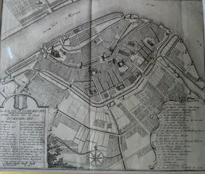 Hendrik de Leth - Fraaie kopergravure van de stadsplattegrond van Dordrecht uit 1765 kaufen? Bieten Sie von 60!