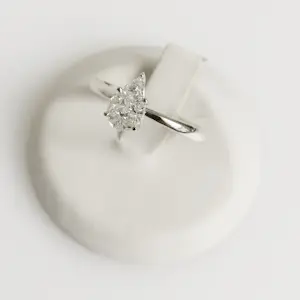 Solitaire ring met peervormige illusiezetting kopen? Bied vanaf 900!