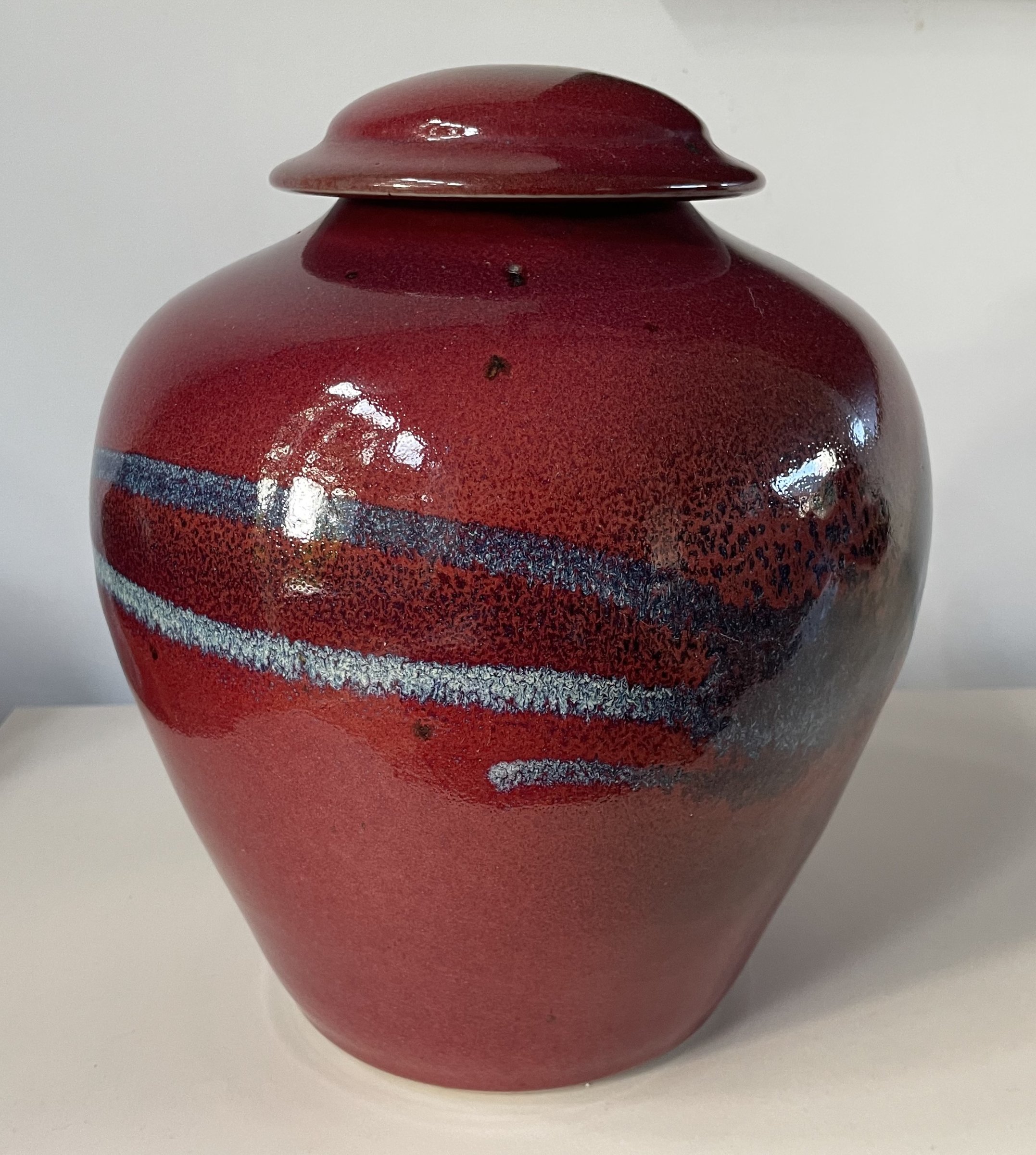 Buy Leo Martens - Grote Sang de Boeuf (met blauwe strepen) dekselvaas of urn? Bid from 95!